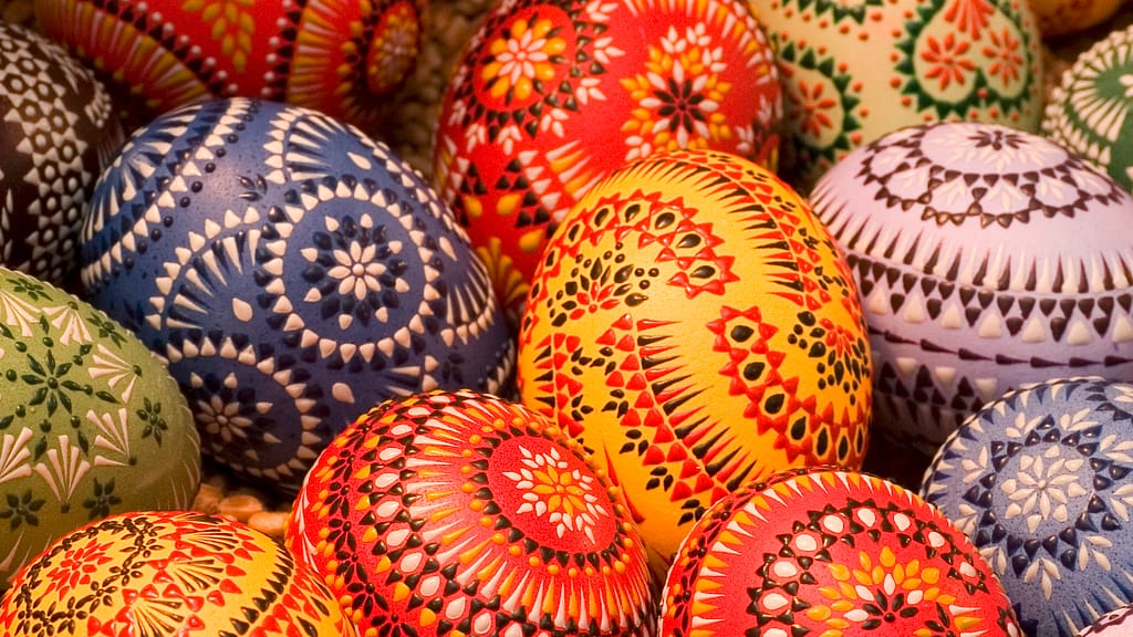Sorbian Easter eggs in different colours and with filigree patterns