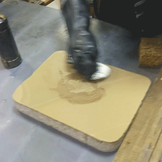 lithographisce Stein wird per hand mit Auswaschtintur gerieben